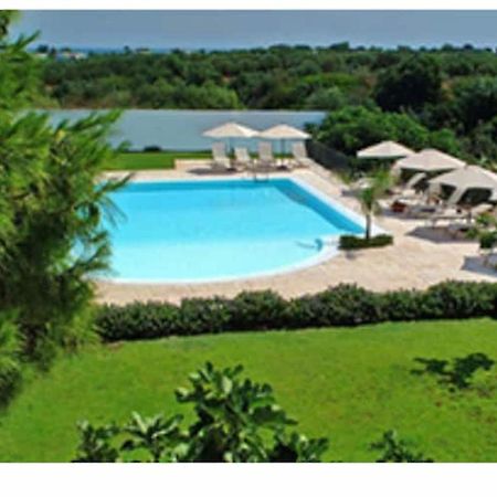 Room In Bb - Stunning Quadruple Room In Ancient Masseria Near The Sea In A Quiet Olive Trees 오스투니 외부 사진
